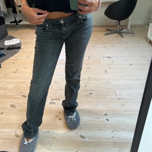 Jeans - Lågmidjade jeans som inte kommer till nån användning. Midjemått: 83 innerbenslängd: 82