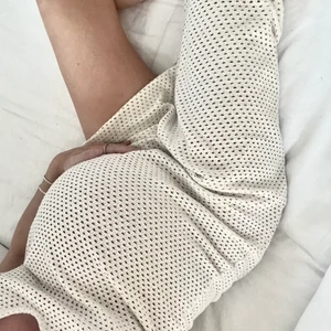 Vit klänning virkad maxiklänning långklänning H&M S - Vit ”virkad” klänning, H&M. 36/S. Fungerar på mig med eller utan gravidmage. Använt skick.