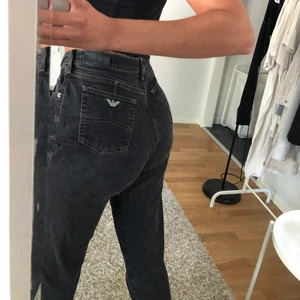 Svarta raka Armani jeans  - Säljer dessa snygga washed svarta raka armani jeans utav otroligt bekvämt jeans material. Strlk 32 men mycket större i passform funkar för S-M. Går att ha low waisted eller highwaisted beroende på vad man gillar.