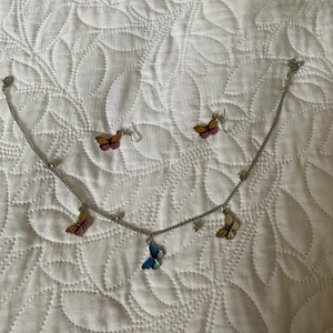 Fjärils set - Säljer denna fina örhängen + halsband set av fjärilar. Väldigt fina. I bra skick.  Kommer inte ihåg vart jag köpt 