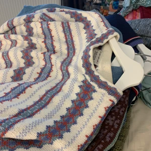 Stickad tröja - Storlek L, mycket bra skick. Säljer många plagg just nu, kolla in profilen. Priserna är diskuterbara😊