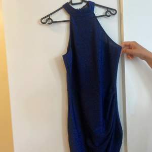 Säljer en super fin blå glittrig klänning som jag aldrig har använt då den inte har kommit till användning. Det glittrar starkt o fint. Storlek S