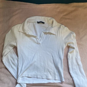 Vit tröja strl S - Vit långärmad tröja köpt från new yorker för ett par månader sedan, haft på mig 2-3 gånger. Köpt för 199kr. Den är väldigt stilig och passar till vad som helst.