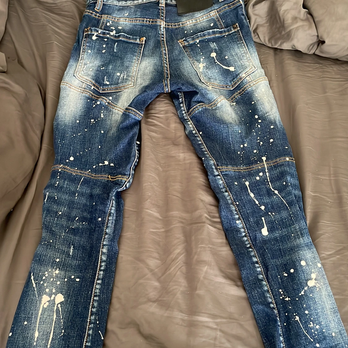 Dsquared2 jeans sitter som storlek S - 90