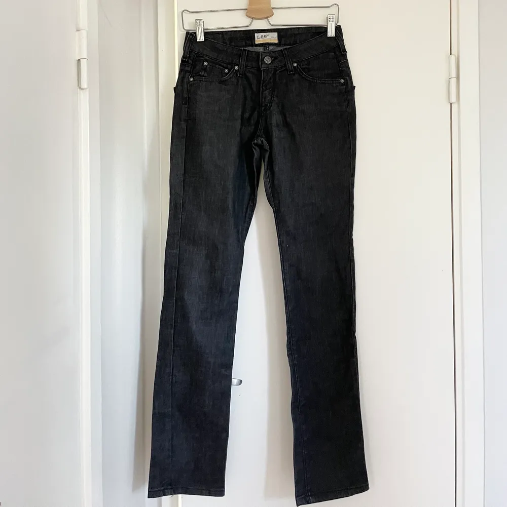 Svarta raka jeans från Lee med medelhög midja. Stilrena och passar till allt!😊💕. Jeans & Byxor.