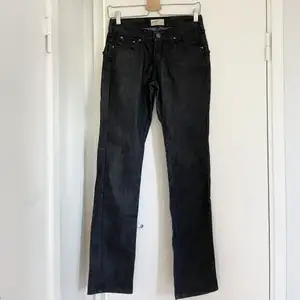 Svarta raka jeans från Lee med medelhög midja. Stilrena och passar till allt!😊💕