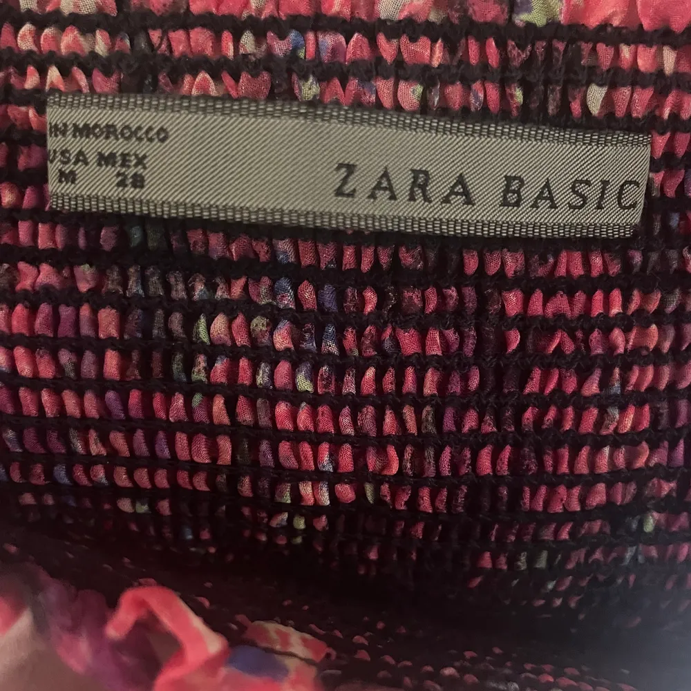 Helt oanvänd Zara klänning från sent 2000-tal!!! Storlek M men passar mig som har XS-S 💗💕🦋. Klänningar.