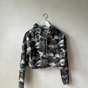 Croppad hoodie  - Plagg från hm. I fint skick och har bra passform.