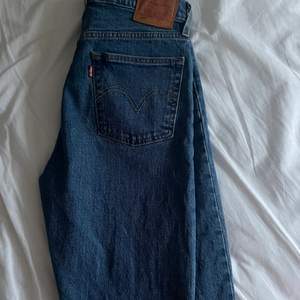 Levis jeans 501, har blivit för små för mig och inte använd så många gånger. Skriv för mer bilder. Storlek W28 L30