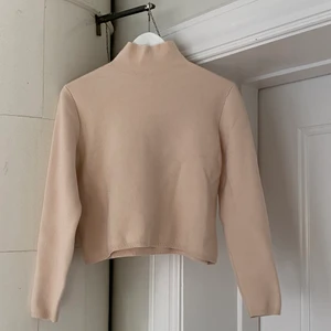 Polotröja från & other stories  - Superfin beige polotröja från & Other stories i lite tjockare material. Storlek xs men passar även s. Använd, men i bra skick. Perfekt till hösten. Säljer då den är för liten💓 Frakt tillkommer. Hör av dig om du har frågor! 