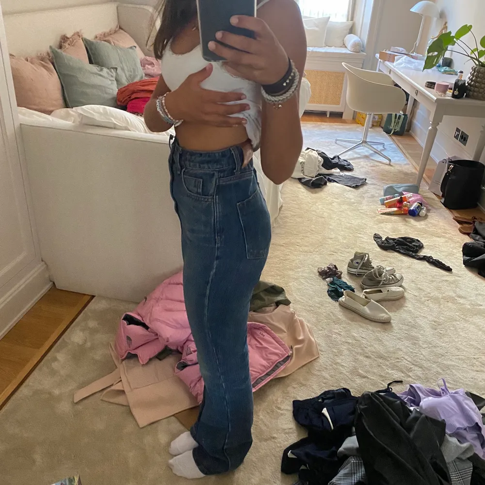 Ett par SÅ drömmiga bootcut jeans! Sitter helt perfekt på benen! Perfekt nu till hösten! Från zara och endast använda varsamt några enstaka gånger😍 de var dyrare än vanliga zara jeans, typ 600kr. Man kan sy dem så att de blir lågmidjade (tiktok trenden). Jeans & Byxor.