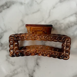 Brun hårklämma  - brun hårklämma från Shein säljs pga ingen användning, 6kr+ frakt, frakten är tillagd i pris!