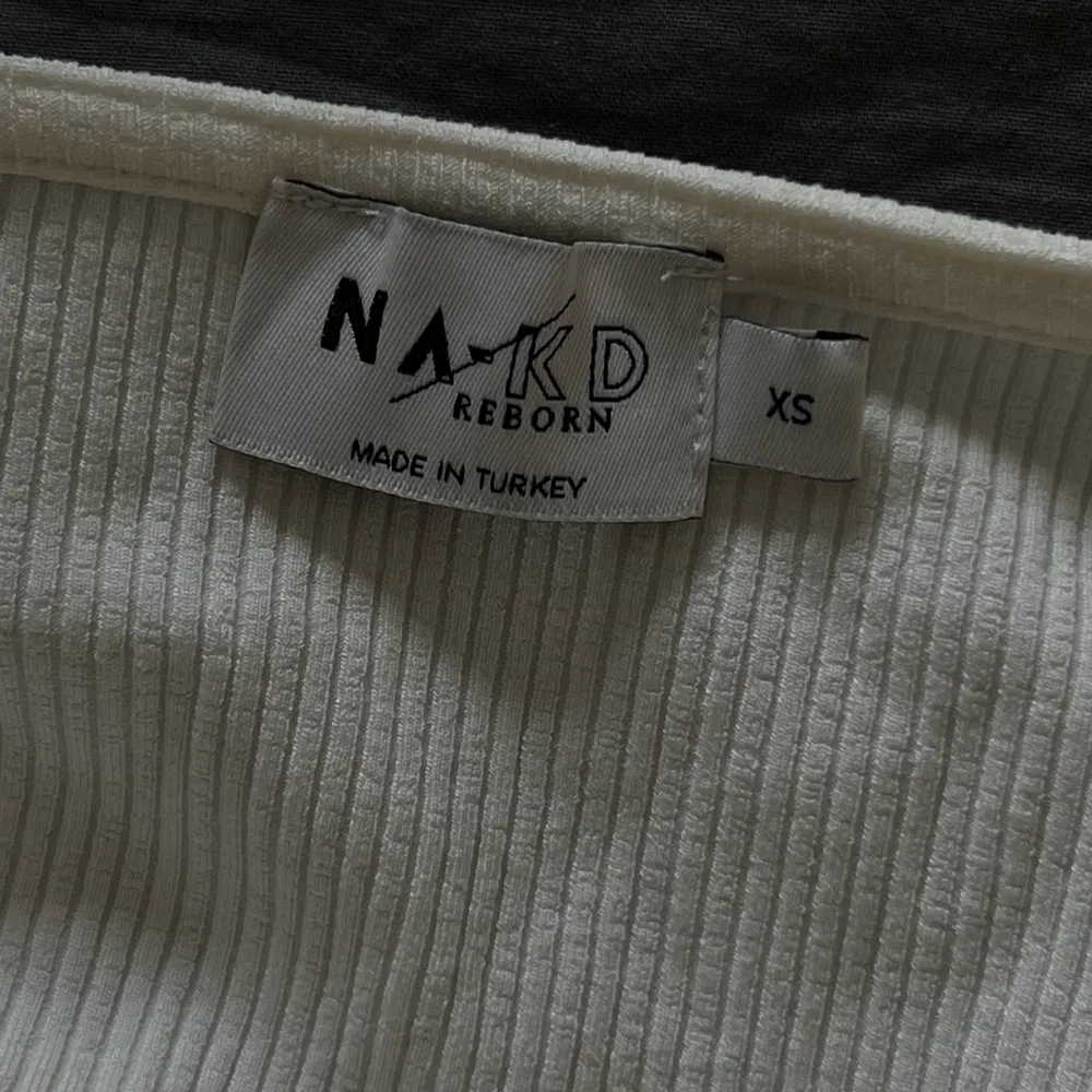 Säljer denna fina långärmade tröjan från Na-kd! Endast använt en gång. Jag är 160 cm lång och bär storleken XS. Köparen står för frakten🤍. Tröjor & Koftor.