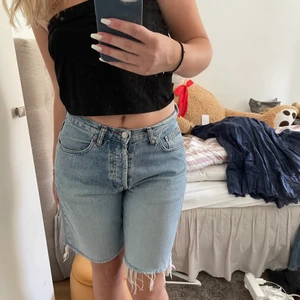 medellånga shorts - Ljusblåa shorts som slutar strax över knäna. 100% bomull. 🤍