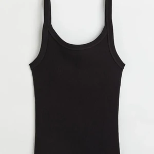 Svart ribbat linne från HM - Säljer nu detta svarta, ribbade, basic linne från HM i strl S! Satt inte som jag ville men råkade tyvärr slänga kvittot, därav den nu säljs här. Köpt förra veckan, aldrig använd. Perfekt basplagg. Köparen står för frakten💓☺️