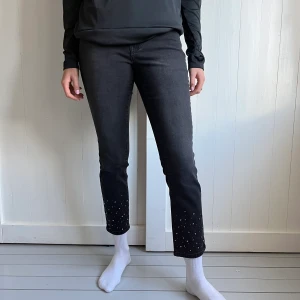Byxor med knappar - Byxor från okänt märke minns inte och står ej. Men är storlek 38 och i fint skick!  