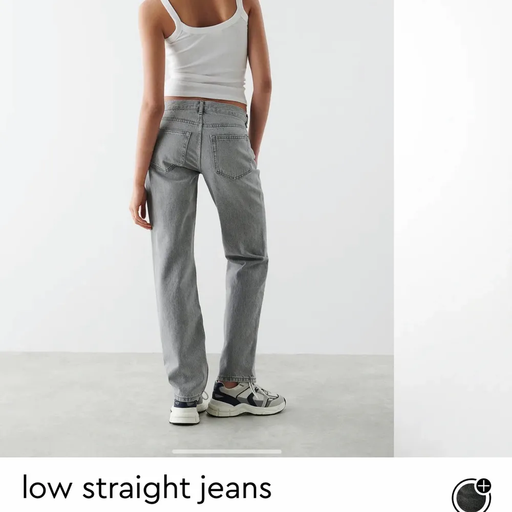 Nu säljer jag mina low Rise jeans från ginatricot. Knappt använda och De är i storlek 36 då dom är lite för stora för mig tyvärr! Skriv för intresse☺️köpta för 499. Lånade bilder! Det är slutsålda på hemsidan  i denna storlek så passa på☺️. Jeans & Byxor.