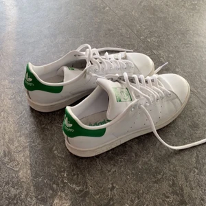 Adidas sneakers  - Köparen står för frakten! (111kr+) Tryck ej på köp nu! Storlek 40.