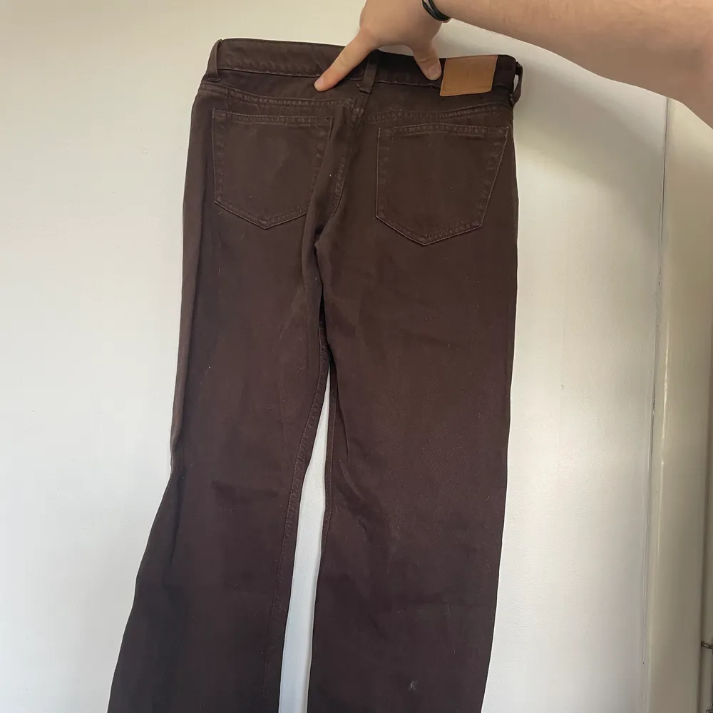 Supersnygga bruna byxor! De är låg midjade och knappt använda! Byxorna är nästan alltid slutsålda, ordinarie pris 550😇 köparen står för frakten🥰. Jeans & Byxor.
