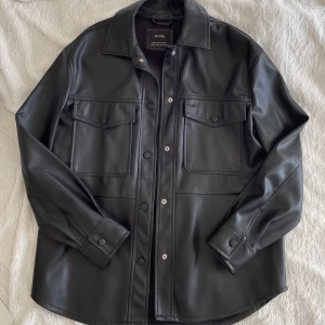 Skinnjacka - En skinnjacka/skinnskjorta från Bershka. (Köparen står för frakten) 