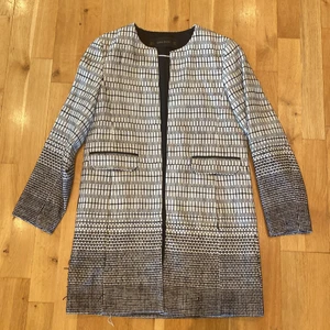 Kappa från Zara - Jättesnygg kappa från Zara i gott skick. Använd några gånger, nypris ca 600 kr. Storlek Small.