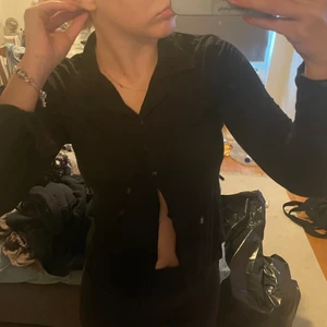 svart tröja  - svart långärmad tröja med knappar, storlek M