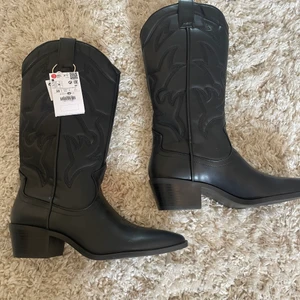 Cowboyboots svarta  - Helt oanvända boots  Strl 39  dem är lite tajta i vaden så skulle nog passa mer än 38 