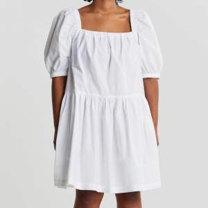 Superfin vit klänning från Gina Tricot som inhandlades i sommras men som tyvärr inte kom till användning hos mig. Den är därför helt oanvänd och i väldigt bra skick!🤩😍 (första bilden är lånad från ginas hemsida)