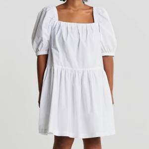 Vit kort klänning  - Superfin vit klänning från Gina Tricot som inhandlades i sommras men som tyvärr inte kom till användning hos mig. Den är därför helt oanvänd och i väldigt bra skick!🤩😍 (första bilden är lånad från ginas hemsida)