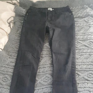 Svarta Jeans - Säljer dessa stilrena jeans som tyvärr är för små och inte använts och legat i garderoben väldigt länge! Står storlek medium men skulle säga mer s-xs. Frakten tillkommer😊