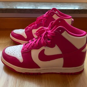 Höga Nike Dunks - Jag säljer nu mina jättefina skor från Nike, de är använda mycket få gånger och säljer pga ingen använidng💖Kontakta mig gärna för fler bilder och priset går att diskutera🫶🏻de kommer även med vita snören och du betalar frakten💕