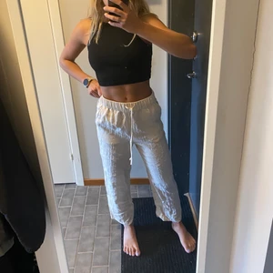 Linnebyxor - Lite dåligt ljus men biega linnebyxor som går till ankeln, supersköna och inte särskilt genomskinliga. Köpa på hm och använda några gånger men använd inte längre. Köparen står för frakt🤗