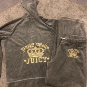 Juicy couture dress - Säljer min juicy dress. Den är i storlek L men är liten i storlek speciellt koftan. men skulle säga att den är storlek M-S kanske. 650 vid snabb affären (endast seriösa köpare)❤️