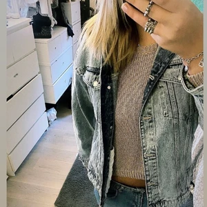 Jeans jacka  - Säljer denna så snygga jeans jacka. Perfekt nu till hösten! 💗 från zara! Storlek M 