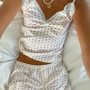 Brandy Melville Pyjamas Set - Säljer mitt jättegulliga pyjamas set (Amara Lace Hearts Tank & Emery Hearts Shorts) från Brandy Melville, men köpt här på plick! Skriva gärna för fler bilder eller andra frågor! (Säljes endast tillsammans inte separat) Utgångspris 400kr eftersom shortsen knappt går att få tag på. Buda privat eller i kommentarerna! Köparen står för frakten! ❤️ SÅLD för 520kr❤️