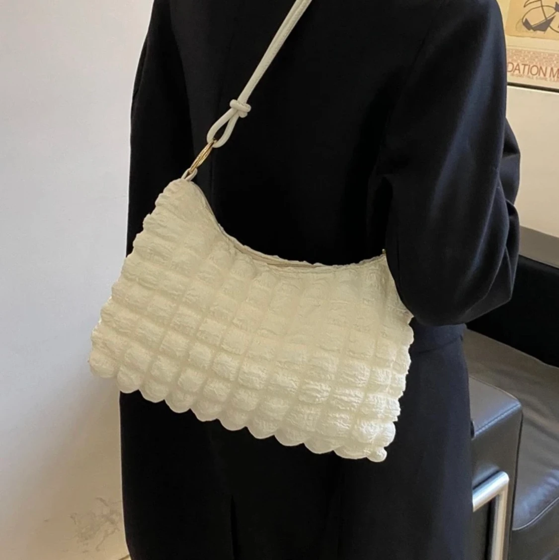 Naturvit axelremsväska