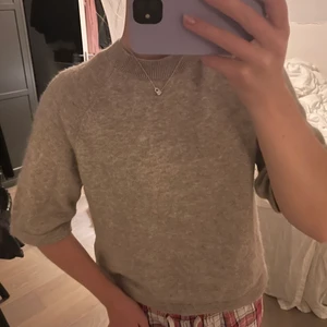 Stickad kortärmad  - Beige. Ifrån &otherstories. tryck ej på köp direkt  Storlek s men passar xs-m skulle jag säga. Direktpris för 600❤️