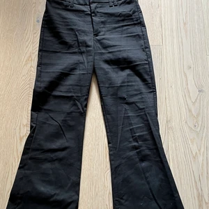 Zara - Lågmidjade kostym byxor från zara, uppsydda så att de passar mig som är 164, bra passform. Köpare. Står för frakten 