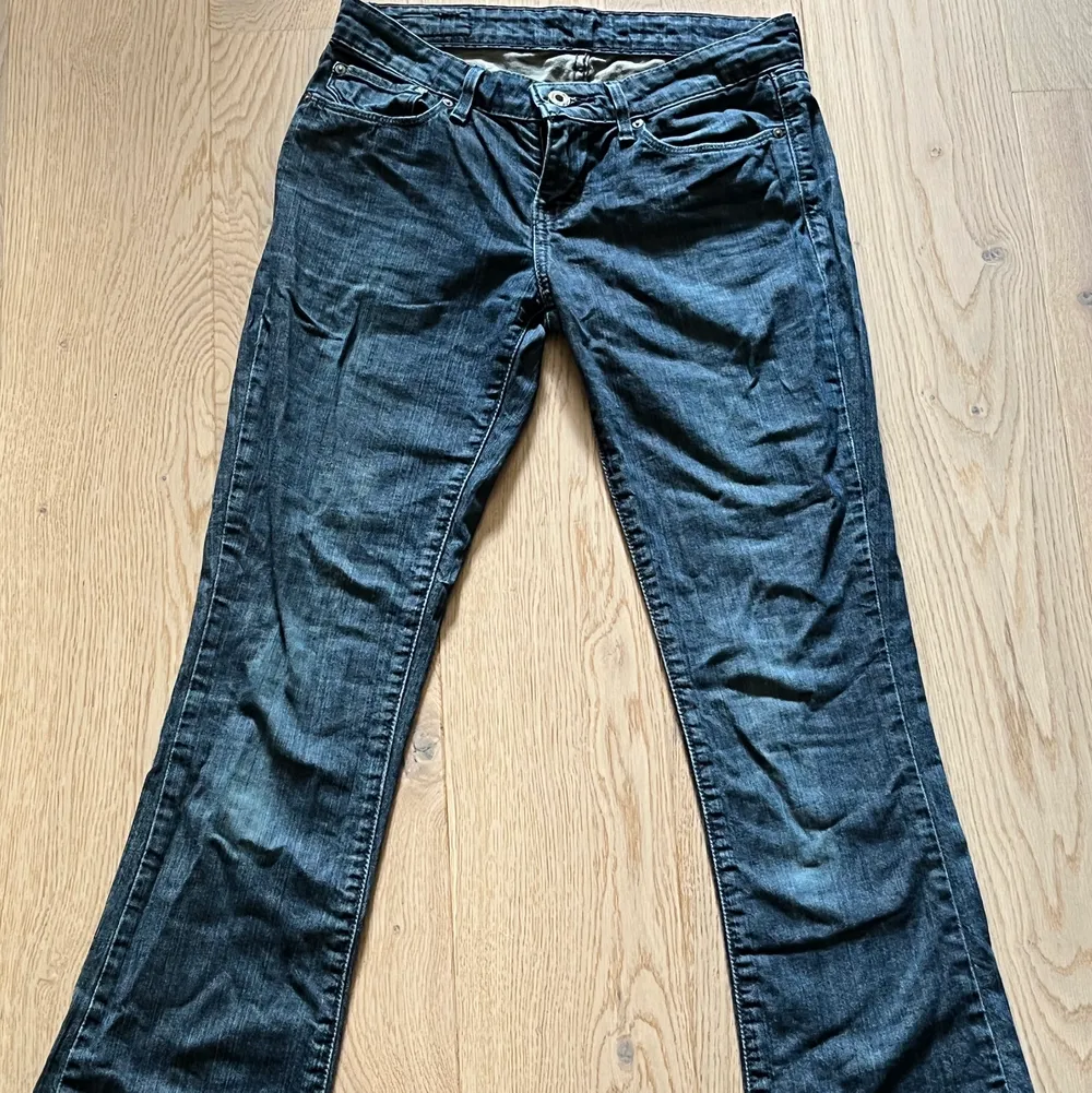 Lågmidjade vintage jeans från Levis, storlek xs. Köparen står för frakten . Jeans & Byxor.