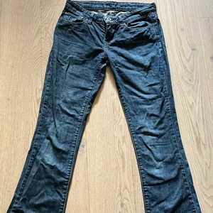 Skit snygga Lågmidjade jeans från Levis  - Lågmidjade vintage jeans från Levis, storlek xs. Köparen står för frakten 