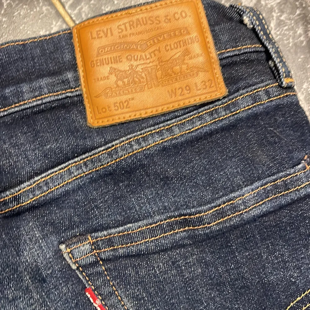 Mörkblå Levis 502 jeans knapp använda och inte använda på väldigt länge nypris 1200kr. Jeans & Byxor.