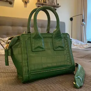 Grön väska från zara, använd ca 5 gånger, köpt för 3-400kr minns inte riktigt skriv till mig för fler bilder🥰