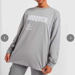 hoodrich  - Hej! Jag säljer min hoodrich. Det är i storlek xs fast den är väldigt lång och ocersized så den kan passa till folk som har storlek xs-L skriv provet för fler bilder. Detta är 100% äkta🙂
