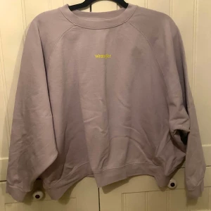 Wrangler-sweatshirt - Jättefin tröja från märket wrangler i en lite kortare modell. Väldigt lite använd så jättefint skick! (Det som ser ut som en fläck uppe till höger är endast en skugga)  Köpare står för frakt. Hör av dig vid intresse eller fler bilder!💜