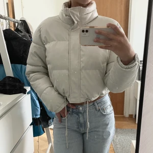 Vit vinterjacka - Jackan är i Skinnimitation, det står att jackan är en L men sitter som en S/M.  Lägger ut en till då min kompis också ville sälja sin!:) 