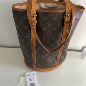 Louis Vuitton väska  - Superfin Louis Vuitton väska. Inköpt på vestiare collective, vilket man kan se på lappen, så den är äkta. Inga defekter som man tänker på. Skickar gärna fler bilder på väskan!😊 66kr spårbar frakt tillkommer. 