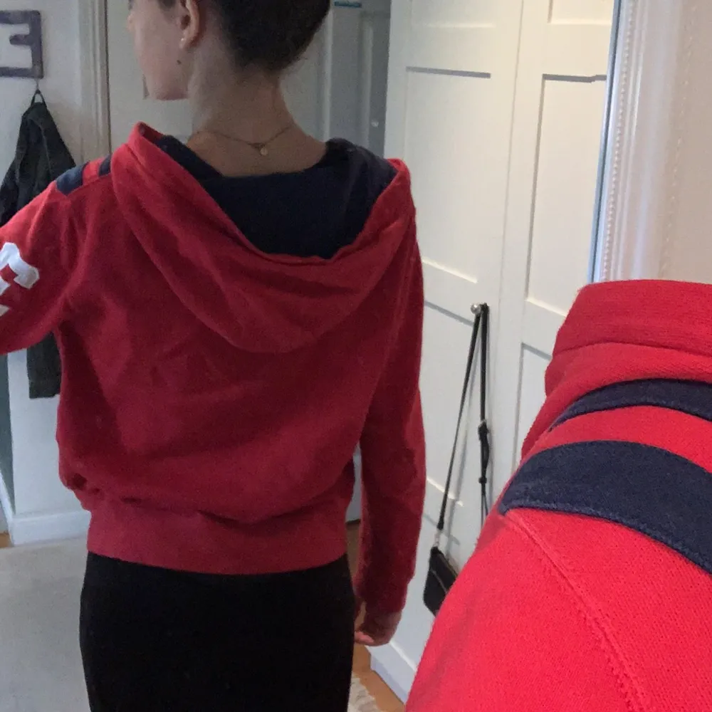 En röd Ralph Lauren zip up hoodie som inte kommer till användning längre❤️. Tröjor & Koftor.