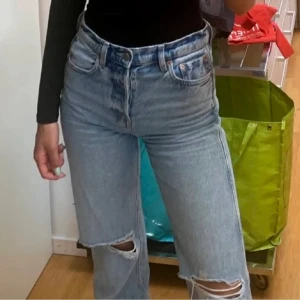 & other stories jeans - Säljer nu mina favorit jeans då de tyvärr har blivit för små:( köpta på & other stories för 790 säljer för 250 kr. Stl 27<3 Säljer även ett par i stl 29<3