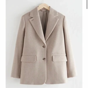 Kort kappa & other stories - Säljer denna jättefina korta blazer kappa från & other stories. Köpt för 1750 kr säljer för 850 kr<3