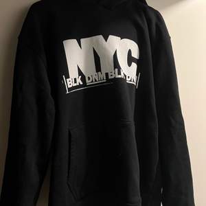 Säljer denna svarta NYC hoodien som jag köpte för ett halvår sedan men den har inte blivit använd mer än 1 gång. Storlek M och passar mig perfekt som är 181cm. Nypris: 1200kr